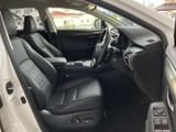 広々とした室内空間が魅力。運転席からの視界も広く、快適なドライビングをサポートします。上質な素材が、落ち着いた雰囲気を演出します。