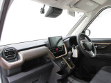 ダイハツのお店では、ダイハツ車を知り尽くしたプロフェッショナルが、専用の診断機器を使って各システムを点検しております。