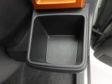 カップホルダーは運転席や助手席からちょうど手の届く位置です!!