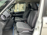 運転席周りは、操作性に優れたデザイン。必要な情報を視認しやすく、安全運転をサポートします。快適なドライビングをお楽しみください。