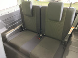 後部座席も広々としており、ゆったりとくつろげます。長距離の移動でも快適にお過ごしいただけます。