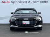シングルフレームグリルはAudiの象徴的なデザイン要素であり、一目でAudiとわかるスタイル、大きくて迫力のある形状が車のスポーティな印象を強調しており、魅力的なデザインとなっています。