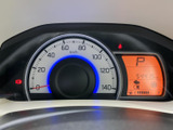 視認性の高いメーターデザインで、運転に必要な情報を一目で確認できます。走行距離や燃料残量などを把握し、安全運転をサポートします。オレンジの照明が落ち着いた雰囲気を演出します。