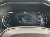 視認性の高いメーター類は、運転に必要な情報を一目で確認でき、運転席を洗練された空間に演出します。