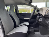 運転席はシンプルで使いやすく、すぐに馴染める空間です。広々とした室内空間で、快適なドライブを楽しめます。