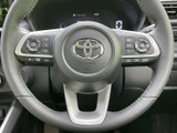 握りやすいステアリングは、運転操作をスムーズに。オーディオや通話など、便利な機能も操作可能です。快適なドライビングをサポートします。