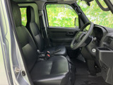 運転席からの視界は良好で、運転操作もスムーズに行えます。シートの座り心地も良く、長距離ドライブでも疲れにくいでしょう。