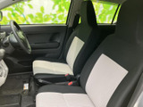 運転席からの視界は広く、運転操作もスムーズ。使いやすい配置のスイッチ類が、快適なドライビングをサポートします。