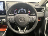 3本スポークステアリング!ステアリングスイッチ付!音量調整やメーター内インフォメーションの操作、全車速追従機能レーダークルーズコントロールの操作などが可能!ステアリングヒーター付!