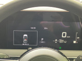 視認性の高いメーターで運転状況を把握し、様々な情報を提供することで安全運転をサポートします。洗練されたデザインも特徴です。