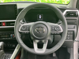 握りやすいステアリングは、運転操作をより快適に。操作しやすいスイッチ類も配置され、運転中の操作もスムーズに行えます。実用性と質感を両立。