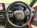 握りやすいステアリングは、運転時の操作性を高めます。ステッチが施されたデザインは、洗練された印象を与えます。