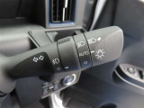 スイッチをオートに設定しておけば、車外の明るさに応じて自動的にヘッドランプを点灯・消灯します。夕暮れ時やトンネルの続く山道などを走行する時に便利なコンライトを装備しています。