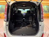 普段のお買い物や通勤、送迎等に十分な荷室スペースを確保しております。セカンドシートを倒すと、大きな荷物の積載も可能です♪