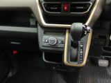 一度お好みの温度に設定すれば、車内の温度を検知し風量や温度を自動で調整。暑い&hellip;寒い&hellip;と何度もスイッチ操作をする必要はありません。快適な車内空間には必須の機能ですね