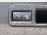 【パワーバックドア】スマートキーや運転席のボタンを押すだけでリアゲートが自動で開閉します!荷物を持っている時や、高い位置にあるバックドアを閉める際に便利な機能です♪