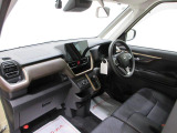 ダイハツのお店では、ダイハツ車を知り尽くしたプロフェッショナルが、専用の診断機器を使って各システムを点検しております。