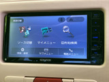 使いやすいインターフェースで、快適なドライブをサポートします。各種メディアに対応し、車内でのエンターテイメントを充実させてくれます。