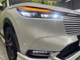 【LEDヘッドライト】悪天候や夜間走行時も良好な視界を確保し安心して運転できる高輝度LEDヘッドライトを装備!点灯速度が早く、消費電力も抑えられています。