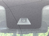 【エマージェンシーブレーキ】走行中に前方の車両等を認識し、衝突しそうな時は警報とブレーキで衝突回避と被害軽減をアシスト。より安全にドライブをお楽しみいただけます。