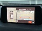 後方確認モニターで、駐車時の安全性を向上させ、狭い場所での取り回しも安心です。