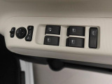 パワーウィンドウのスイッチです。 運転席に居ながら助手席の窓を開け閉めできるので便利ですよ。 ロック機能も付いてるので子供がイタズラして窓を開けるという事もできなくできますよ。