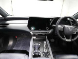 上質で落ち着いた印象のインパネ。視界も広々で運転しやすいです。