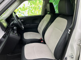 運転席周りはシンプルで使いやすく、操作性にも優れています。集中して運転できる空間設計です。