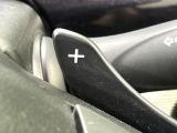 【パドルシフト】ハンドルから手を離さずに素早くシフトアップ&ダウンができるので、エンジンブレーキを使う下り坂や高速道路の合流で加速したい場面で役立ちます。