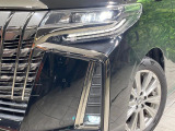 【LEDヘッドライト】悪天候や夜間走行時も良好な視界を確保し安心して運転できる高輝度LEDヘッドライトを装備!点灯速度が早く、消費電力も抑えられています。