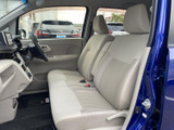 シンプルで使いやすい操作系が魅力。運転に集中できる環境が、快適なドライブをサポートします。安全運転を第一に考えた設計です。