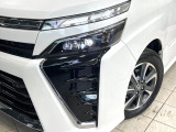 【LEDヘッドライト】悪天候や夜間走行時も良好な視界を確保し安心して運転できる高輝度LEDヘッドライトを装備!点灯速度が早く、消費電力も抑えられています。