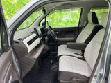 運転席からの視界は良好で、運転操作もスムーズに行えます。広々とした空間で、快適な運転を楽しめますね。運転に集中できます。