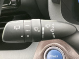 雨天時でもクリアな視界を確保。操作しやすいレバーで、運転状況に合わせて調整できます。間欠機能も便利です。
