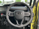 握りやすいステアリングで、正確な操作をサポート。運転の楽しさをより一層引き立てます。