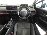 革巻きステアリングで快適な操作性の運転席です。