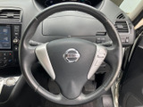 握りやすいステアリングで、快適な運転をサポート。操作性にも優れ、スムーズなハンドリングを実現します。