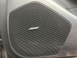 【BOSEサウンドシステム】メーカーオプションの高品位サウンドシステムを搭載。専用のチューニングが施された大小様々なスピーカーから良質なサウンドが奏でられ、臨場感あふれる音響空間を演出します。