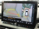 パノラミックビューモニター付きです。車両を上から見たような映像をディスプレイオーディオ画面に表示。運転席からの目視だけでは見にくい、車両周辺の状況をリアルタイムでしっかり確認できます。