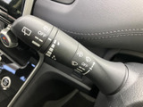 雨の日も安心。操作しやすいワイパーレバーで、クリアな視界を確保します。運転に集中できる快適な環境です。