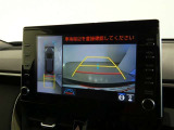 【全周囲モニター】車を上空から見下ろしたような映像をカーナビ画面に映し出し、車庫入れや縦列駐車をサポートしてくれます。