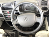 インテリアに合わせたデザインのステアリングは、運転される方のことも考え、運転しやすい形状、大きさです。是非一度、実際に触ってお確かめください。