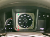 視認性の高いメーター類で、走行状況を的確に把握できます。運転に必要な情報を一目で確認できるので安心です。