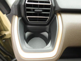 カップホルダーは運転席や助手席からちょうど手の届く位置です!!