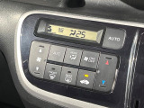 【オートエアコン】一度お好みの温度に設定すれば、車内の温度を検知し風量や温度を自動で調整。暑い&hellip;寒い&hellip;と何度もスイッチ操作をする必要はありません。快適な車内空間には必須の機能ですね♪