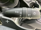 操作しやすい位置に配置されたウインカーレバー。スムーズな操作で、安全な車線変更をサポートします。