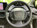 握りやすいステアリングは、運転操作をスムーズに。オーディオやハンズフリー通話など、便利な機能も搭載。快適なドライブをサポートします。