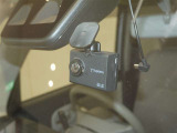 【ドラレコ前】今では車の必需品です。運転中の映像や音声を記録して残します。事故などが起きた場合の証拠になるので、もしもの時に役立ちます。