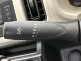 雨の日の運転をサポートするワイパーレバー。操作も簡単で、雨量に合わせて調整できます。視界を確保し、安全な運転に貢献します。ミスト機能も便利です。