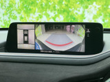 後方の状況を画面で確認できるバックモニター。狭い道や駐車場でも、安全でスムーズな駐車をサポートします。運転の苦手な方にもおすすめです。